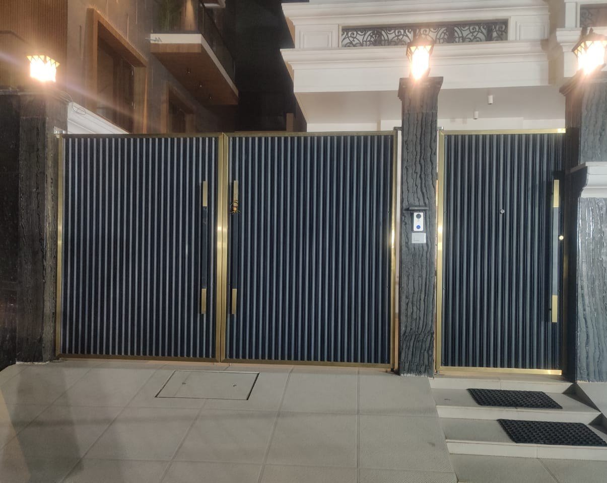 Black Fluted Gate with PVD Gold Frame & Wicket Gate