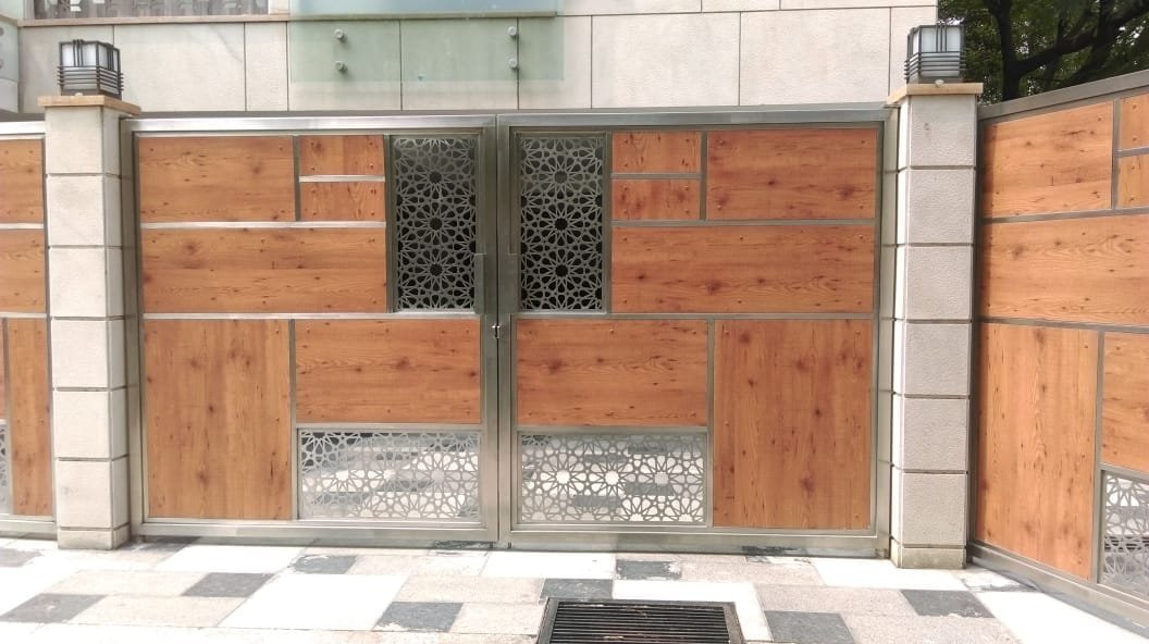 SS Main Gate with Wood-Finish Panels & CNC Jaali