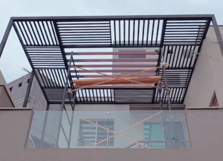 Alternating-Louver Rooftop Pergola