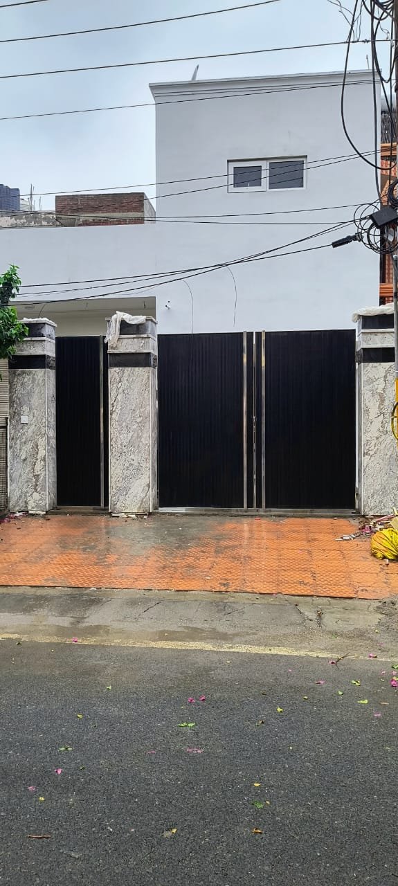 Black Fluted Gate with SS Trim